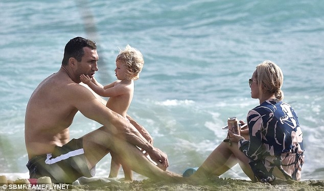 Кличко показал, как отдыхает в Майями с женой и дочерью