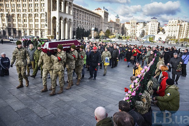 На Майдані стоячи на колінах попрощалися з загиблими "айдаровцами"