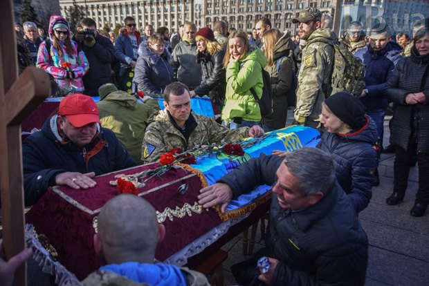 На Майдані стоячи на колінах попрощалися з загиблими "айдаровцами"