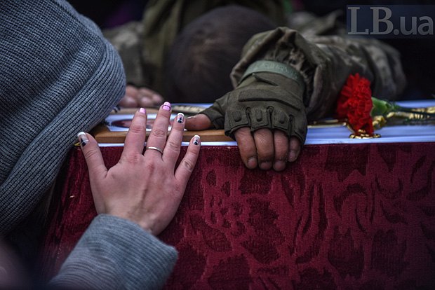 На Майдані стоячи на колінах попрощалися з загиблими "айдаровцами"