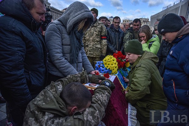На Майдані стоячи на колінах попрощалися з загиблими "айдаровцами"