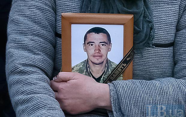 На Майдані стоячи на колінах попрощалися з загиблими "айдаровцами"