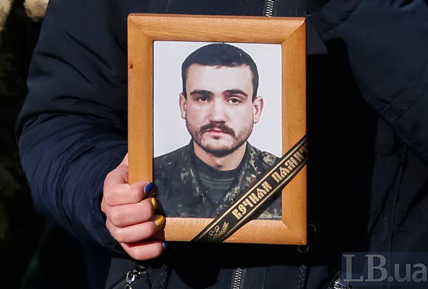 На Майдані стоячи на колінах попрощалися з загиблими "айдаровцами"