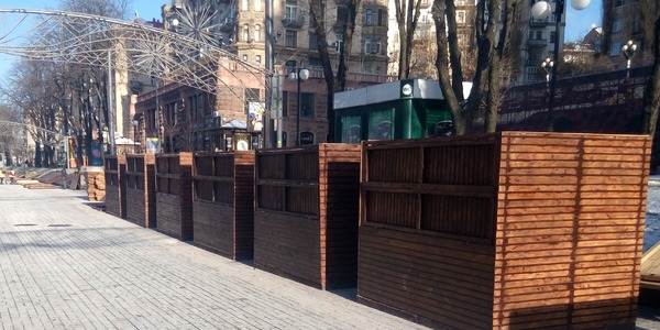 На главной улице Киева обустраивают новогодний городок