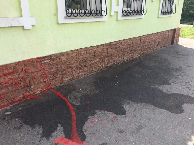 "Покидьки, у вас нічого не вийде": депутат розповів про спроби підпалити його приймальню (фото)