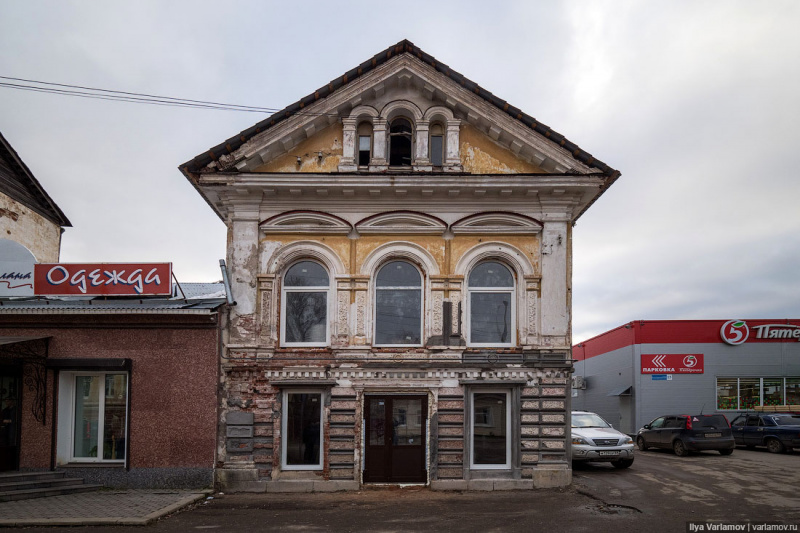 "Невероятная разруха": известный блогер показал, как живут люди в маленьком городке России