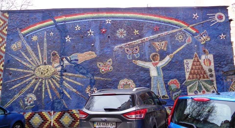 Трещины в стене Художественной студии также портят мозаику