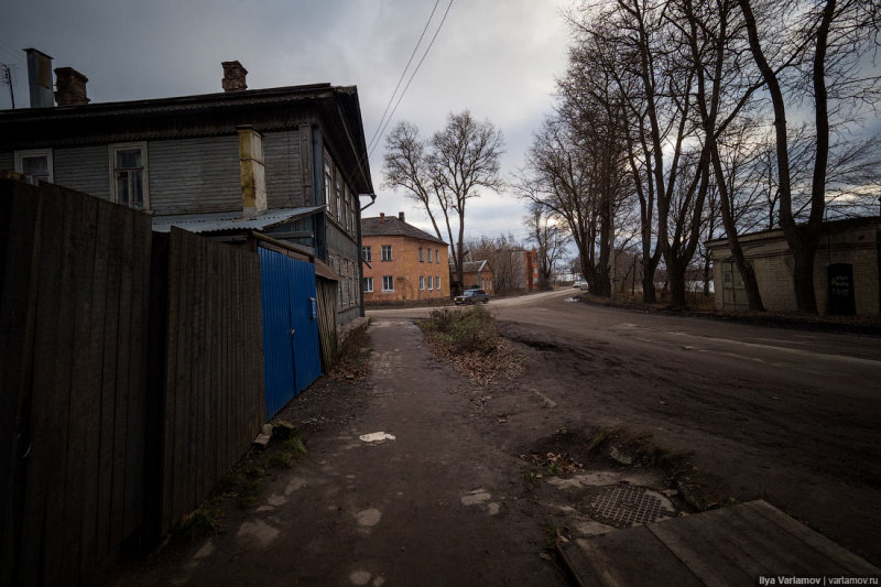 "Невероятная разруха": известный блогер показал, как живут люди в маленьком городке России