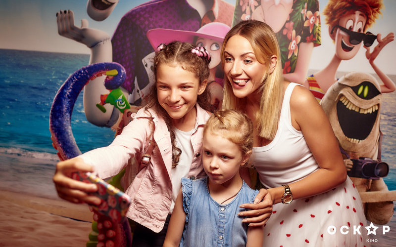 Леся Нікітюк і MELOVIN побували на прем'єрі &quot;Монстри на канікулах 3&quot; (фото)