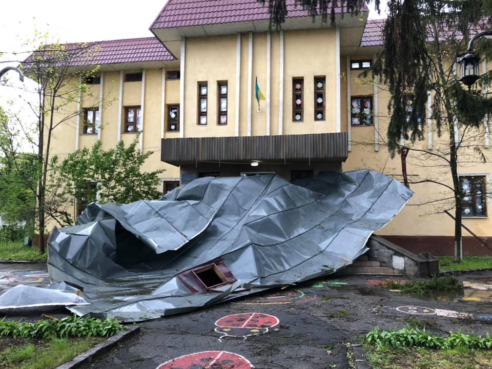 Буревій на Закарпатті зривав дахи і залишив без світла цілі міста: фото і відео руйнувань