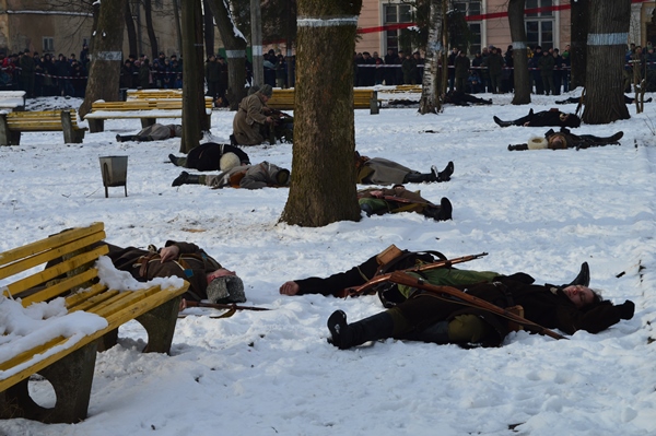 &quot;Это была победа духа и идеи&quot;: в Ивано-Франковске провели реконструкцию боя под Крутами