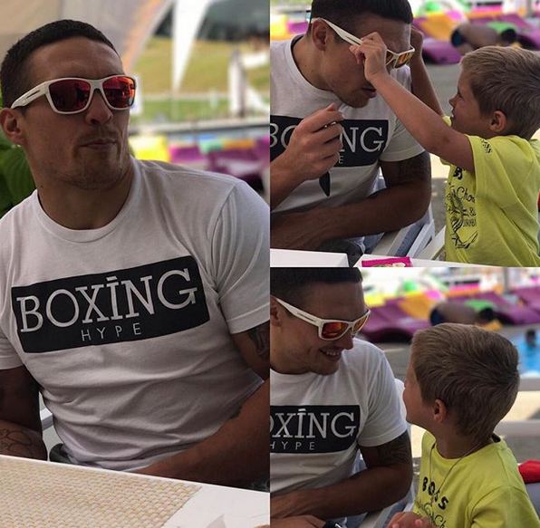 Усик показал трогательный снимок с маленьким сыном