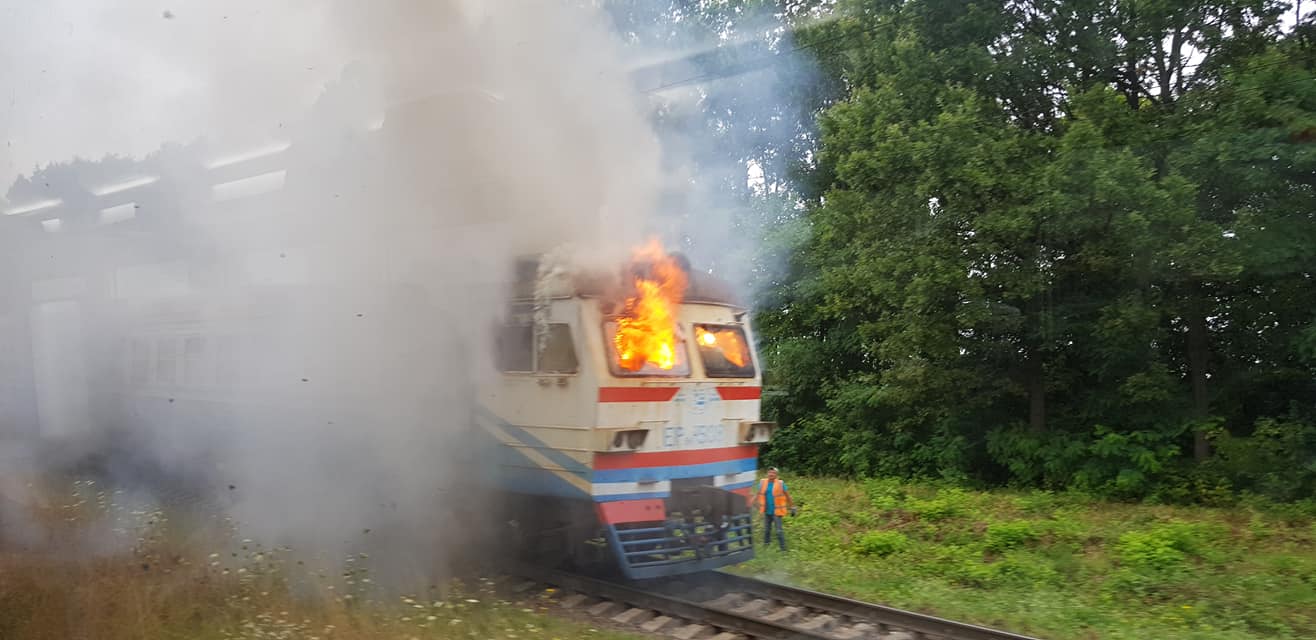 Під Вінницею загорілася електричка з пасажирами: пожежникам не вистачило води (фото)