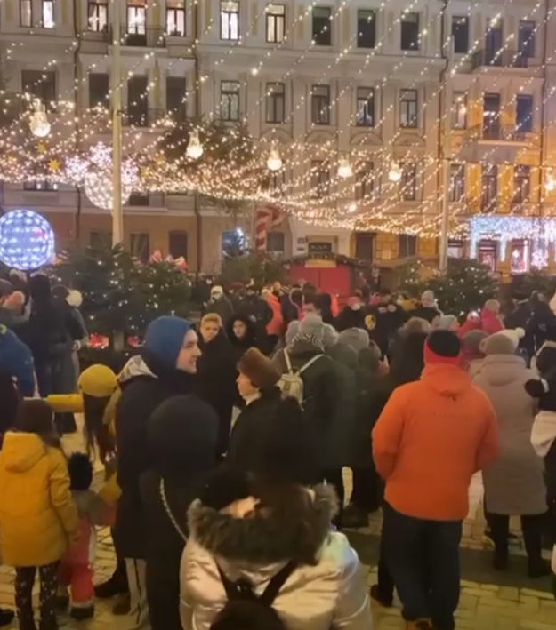 Натовпи киян без масок відпочивають на Софійській площі: що кажуть у КМДА і поліції