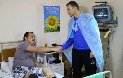 Шевченко и футболисты сборной проведали украинских военных в госпитале