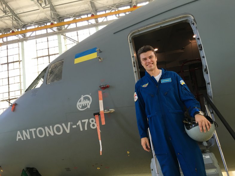 In the sky: известный украинский пианист создал мелодию к 70-летию ГП "Антонов" и посидел за штурвалом "Мрии"