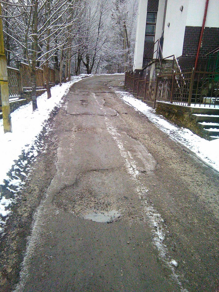 Щось пішло не так: ремонт дороги в центрі "зеленого" туризму викликав гнів у мережі (фото)