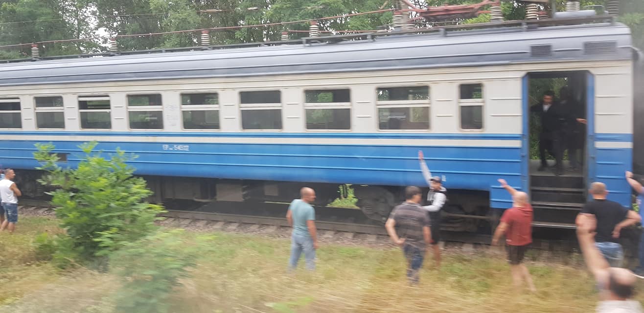 Під Вінницею загорілася електричка з пасажирами: пожежникам не вистачило води (фото)
