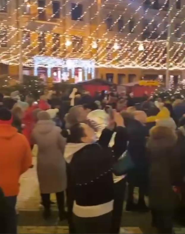 Натовпи киян без масок відпочивають на Софійській площі: що кажуть у КМДА і поліції
