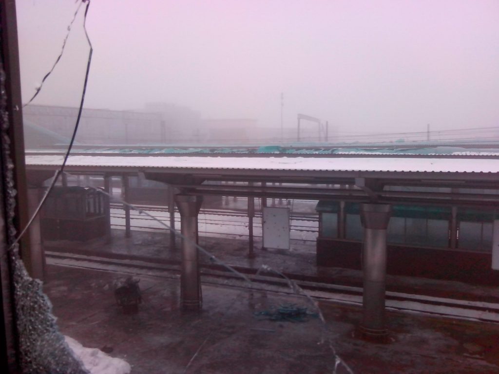 "Потяги сюди більше не їздять": з'явилися фото зруйнованого вокзалу в Донецьку