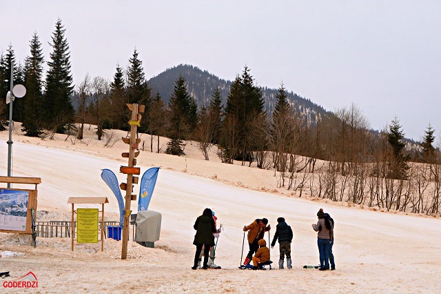 На гірськолижному курорті Грузії випав червоний сніг