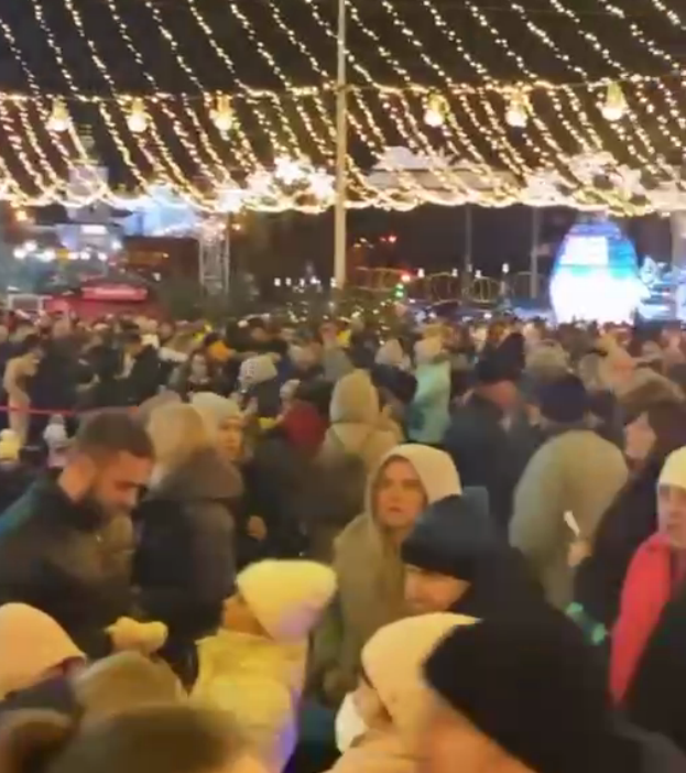 Натовпи киян без масок відпочивають на Софійській площі: що кажуть у КМДА і поліції
