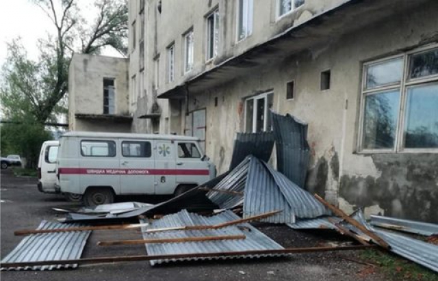 Буревій на Закарпатті зривав дахи і залишив без світла цілі міста: фото і відео руйнувань