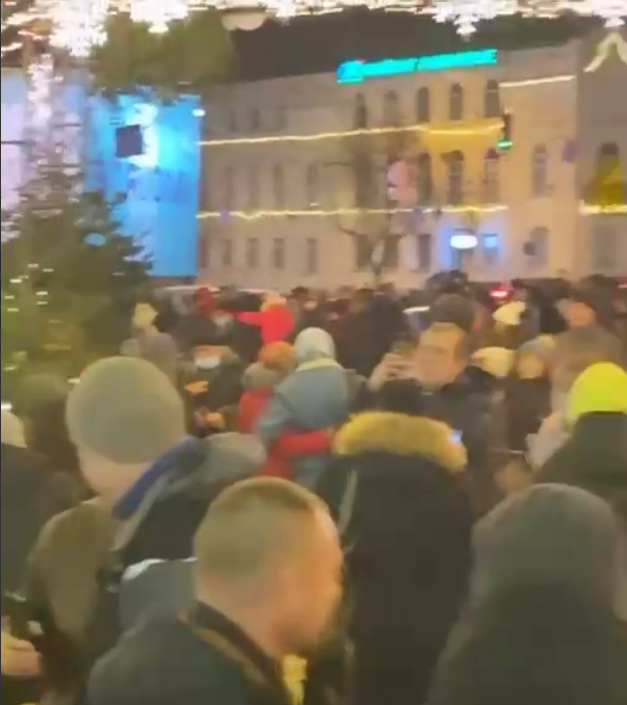 Натовпи киян без масок відпочивають на Софійській площі: що кажуть у КМДА і поліції