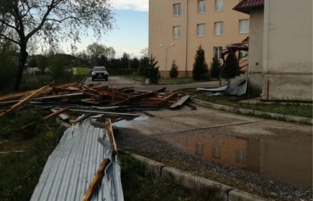 Буревій на Закарпатті зривав дахи і залишив без світла цілі міста: фото і відео руйнувань