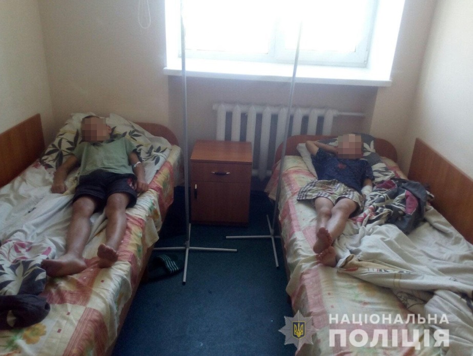 Лежали непритомні на узбіччі: швидка забрала п'яних дітей під Житомиром
