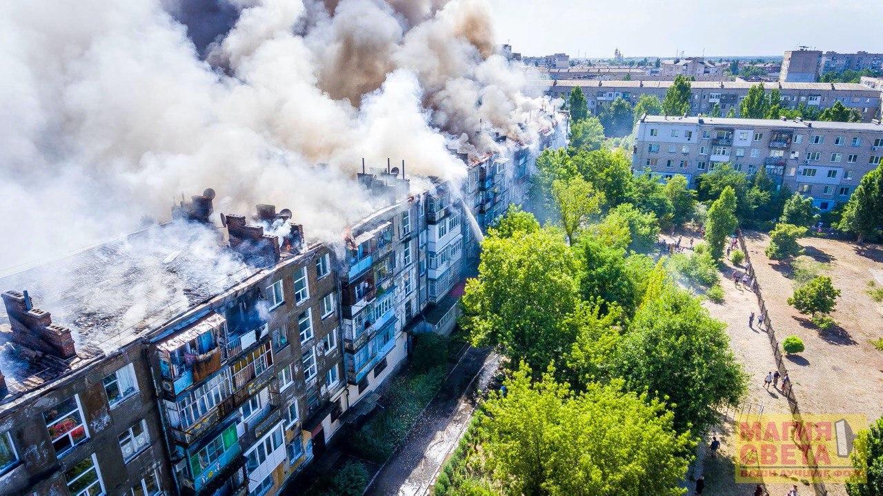 У Новій Каховці сталася масштабна пожежа в багатоповерхівці: фото і відео інциденту