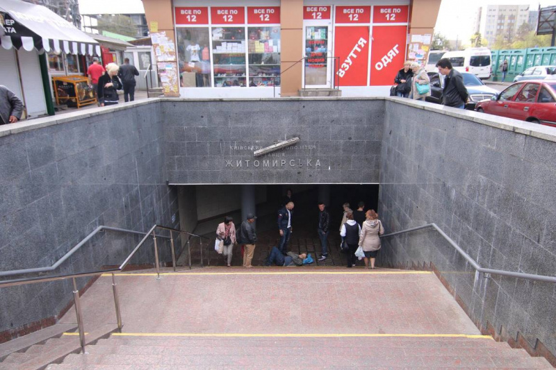 В Киеве с высоты упал мужчина и сломал фонарь над входом в станцию метро (фото)