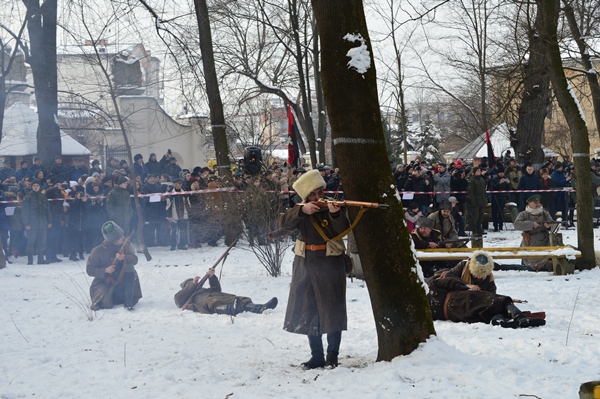 &quot;Это была победа духа и идеи&quot;: в Ивано-Франковске провели реконструкцию боя под Крутами