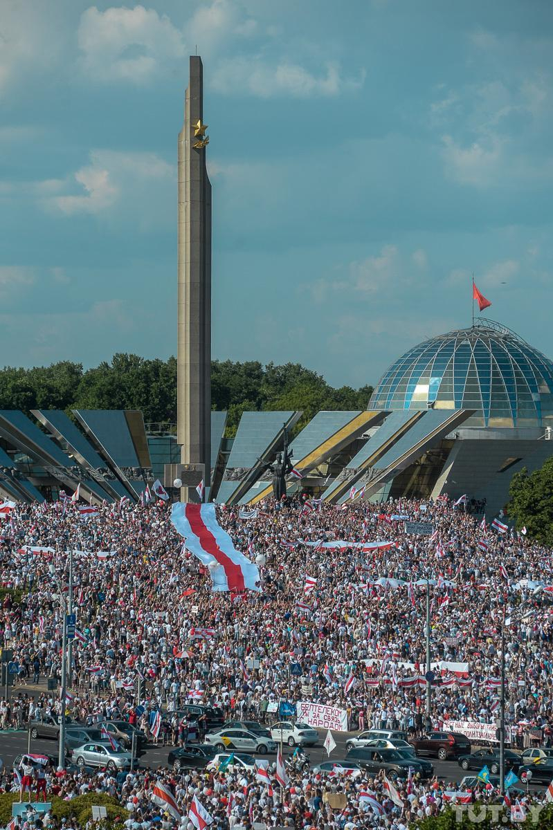 На мітинг в центрі Мінська вийшли сотні тисяч білорусів: вражаючі фото і відео