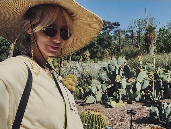 Беременную Лободу перепутали с голливудской поп-звездой (фото)