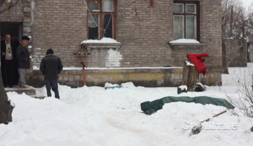 В Днепропетровской области во дворе дома неделю стоит гроб с телом
