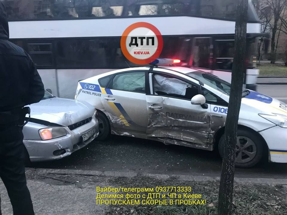 В Киеве таксист на &quot;бляхах&quot; протаранил полицейских, есть жертвы