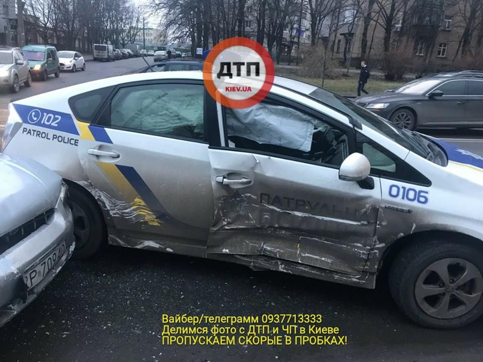 В Киеве таксист на &quot;бляхах&quot; протаранил полицейских, есть жертвы