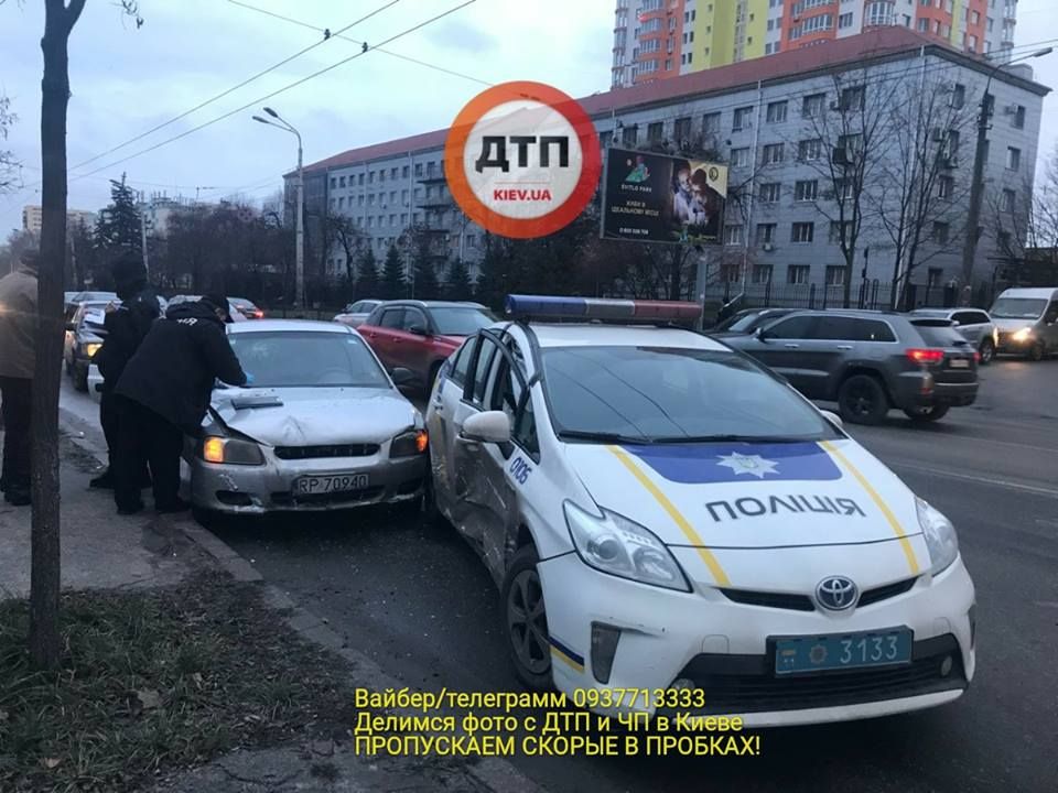 В Киеве таксист на &quot;бляхах&quot; протаранил полицейских, есть жертвы