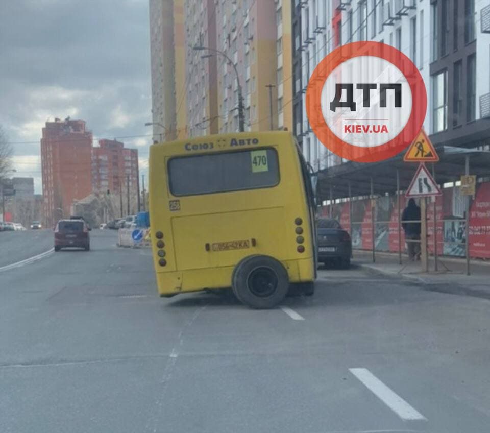 Рассыпалась на ходу: в Киеве маршрутка не выдержала бешеного ритма карантина