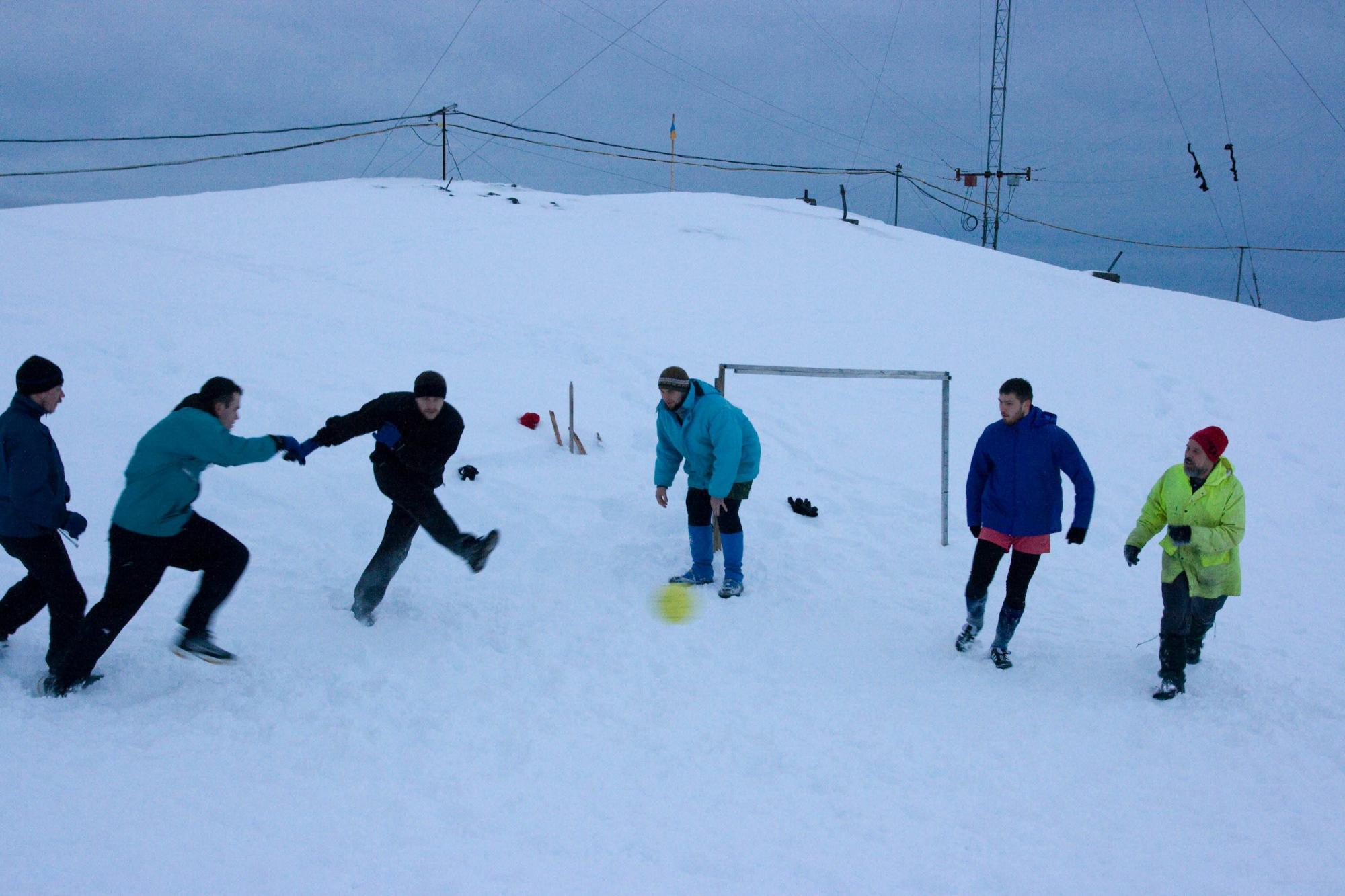 Украинские полярники показали, как празднуют Мидвинтер (фото, видео)