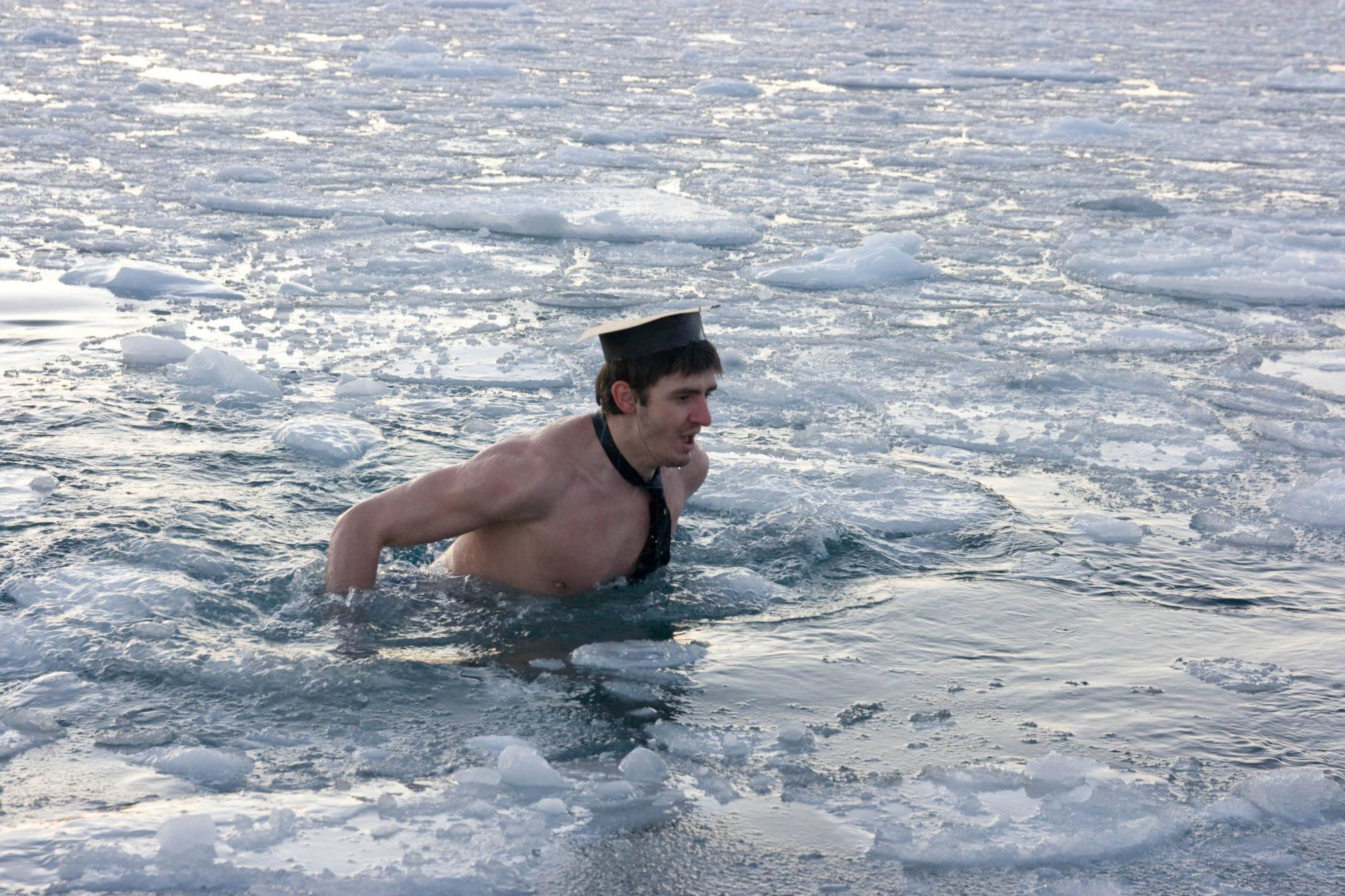 Украинские полярники показали, как празднуют Мидвинтер (фото, видео)