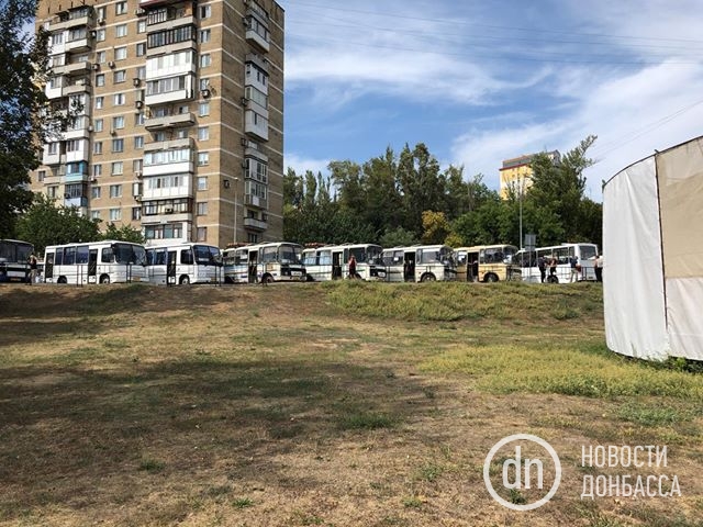 Свозили принудительно: в сети объяснили огромное количество людей на похоронах Захарченко (фото)