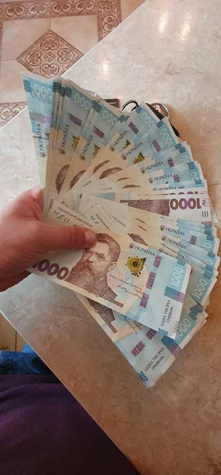 Банкомат выдал украинцу 40 тысяч вместо 4-х, но он не обрадовался (фото)