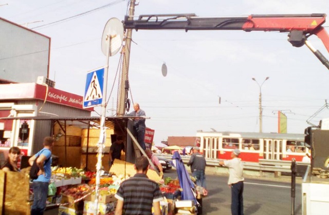 "Мечтаю о сквере": Киев избавили от двадцати нелегальных МАФов (фото)