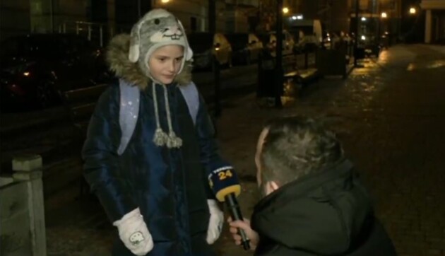 Девочка с видео на Андреевском спуске рассказала о своем "дрифте": падала 40 раз