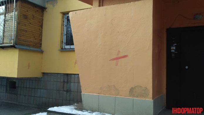 У Києві іноземець влаштував "акцію" з кривавими хрестами (фото)