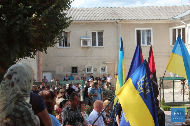 Без отца осталось двое детей: на Волыни провели в последний путь погибшего на Донбассе бойца (фото)