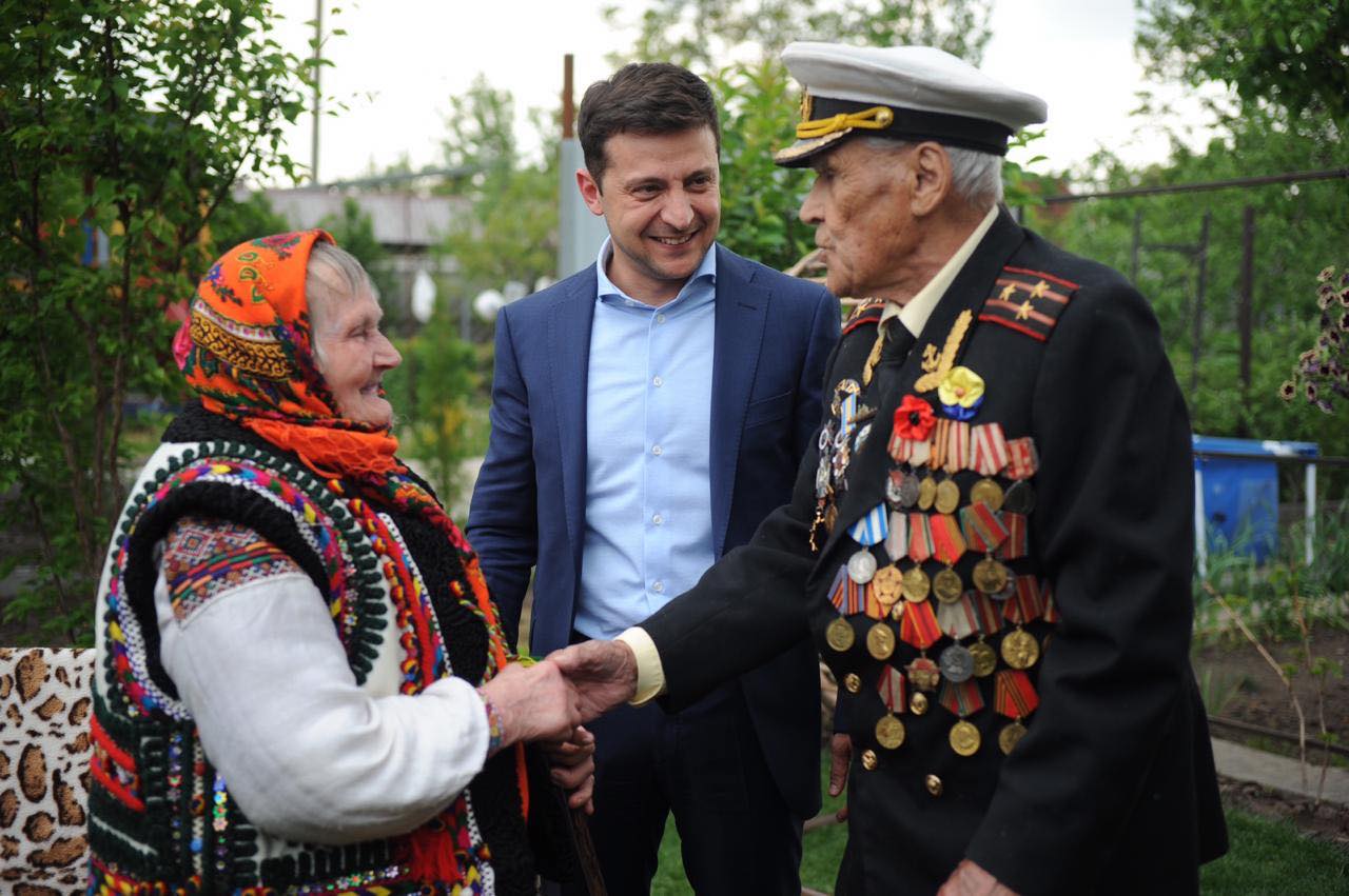 Зеленський на День пам'яті та примирення зворушив мережу (фото)