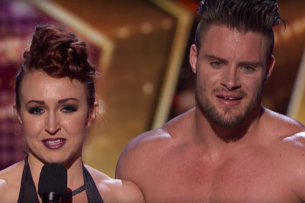 Акробатка упала с высоты на полыхающую огнем сцену (видео)